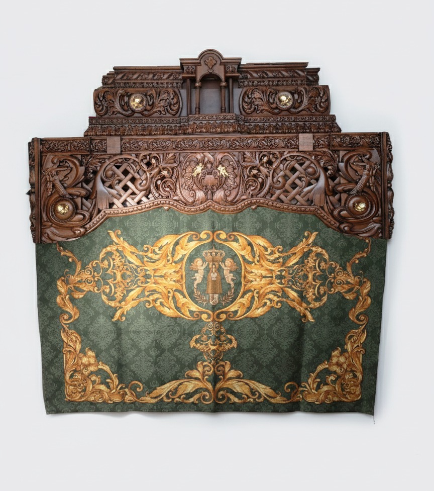 Faldilla de paso con ornamentación barroca dorada